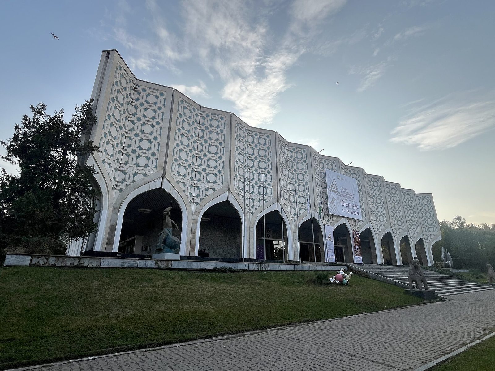 The pointed arcade of the Central Exhibition Hall of the Academy of Arts, Tashkent
