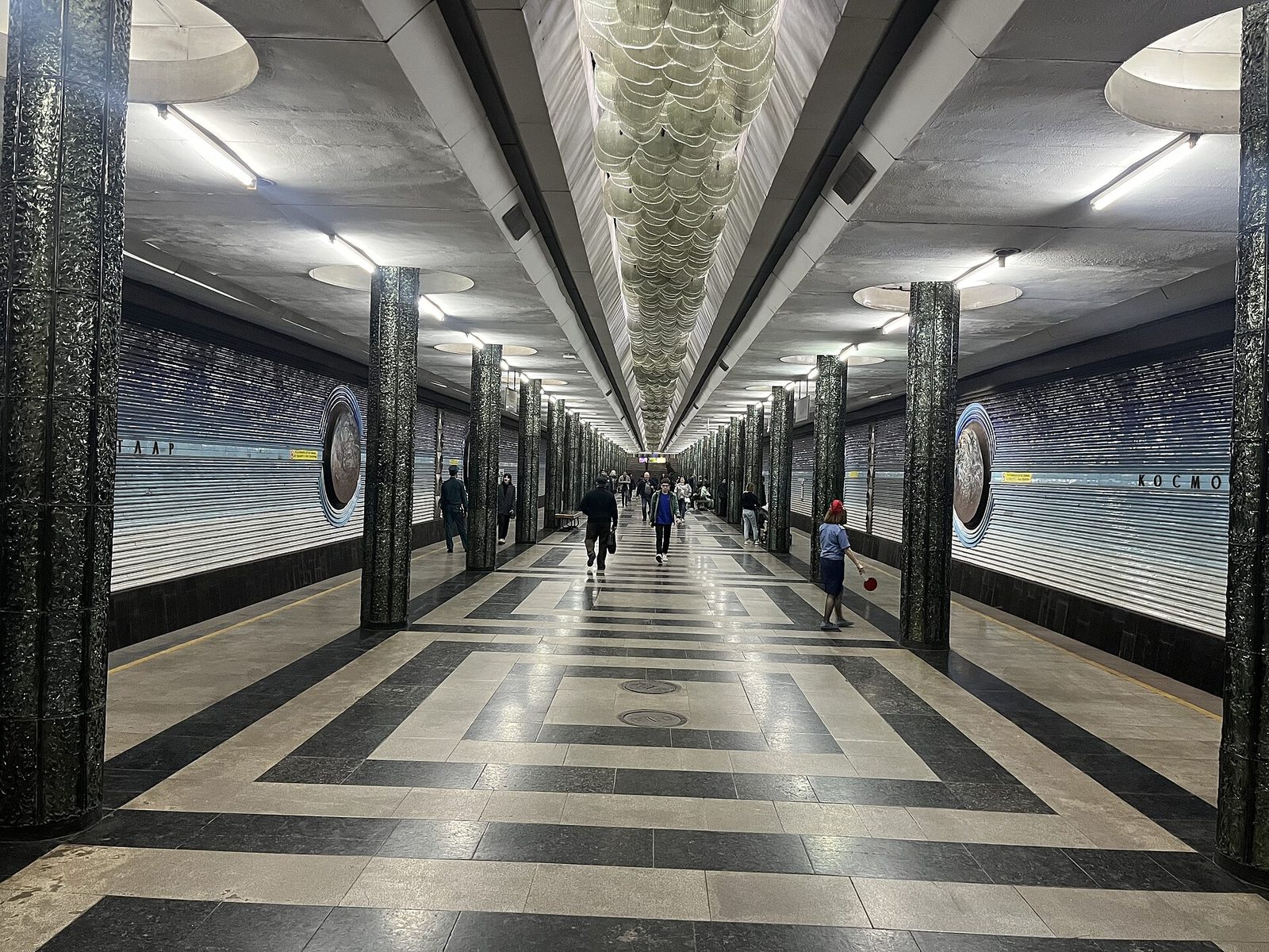 Kosmonavtlar metro station